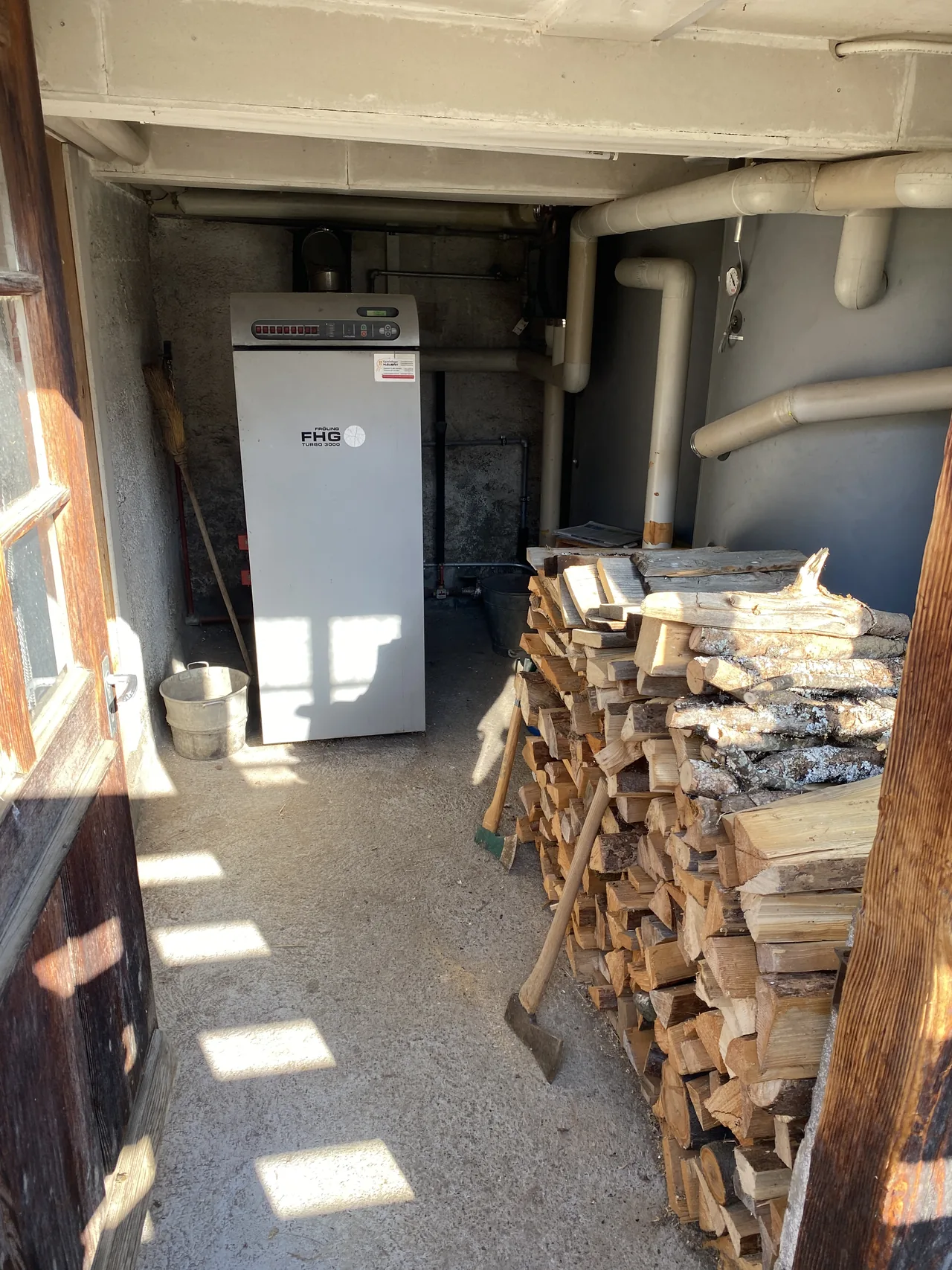 Holzvorrat beim Heizungsraum