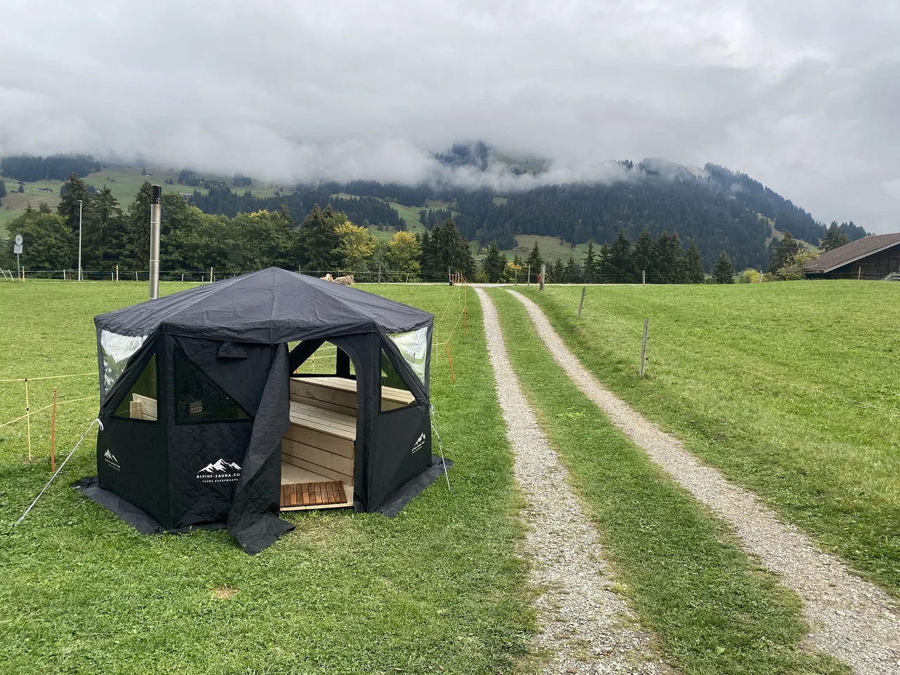 Das Saunazelt auf der Wiese beim Chalet