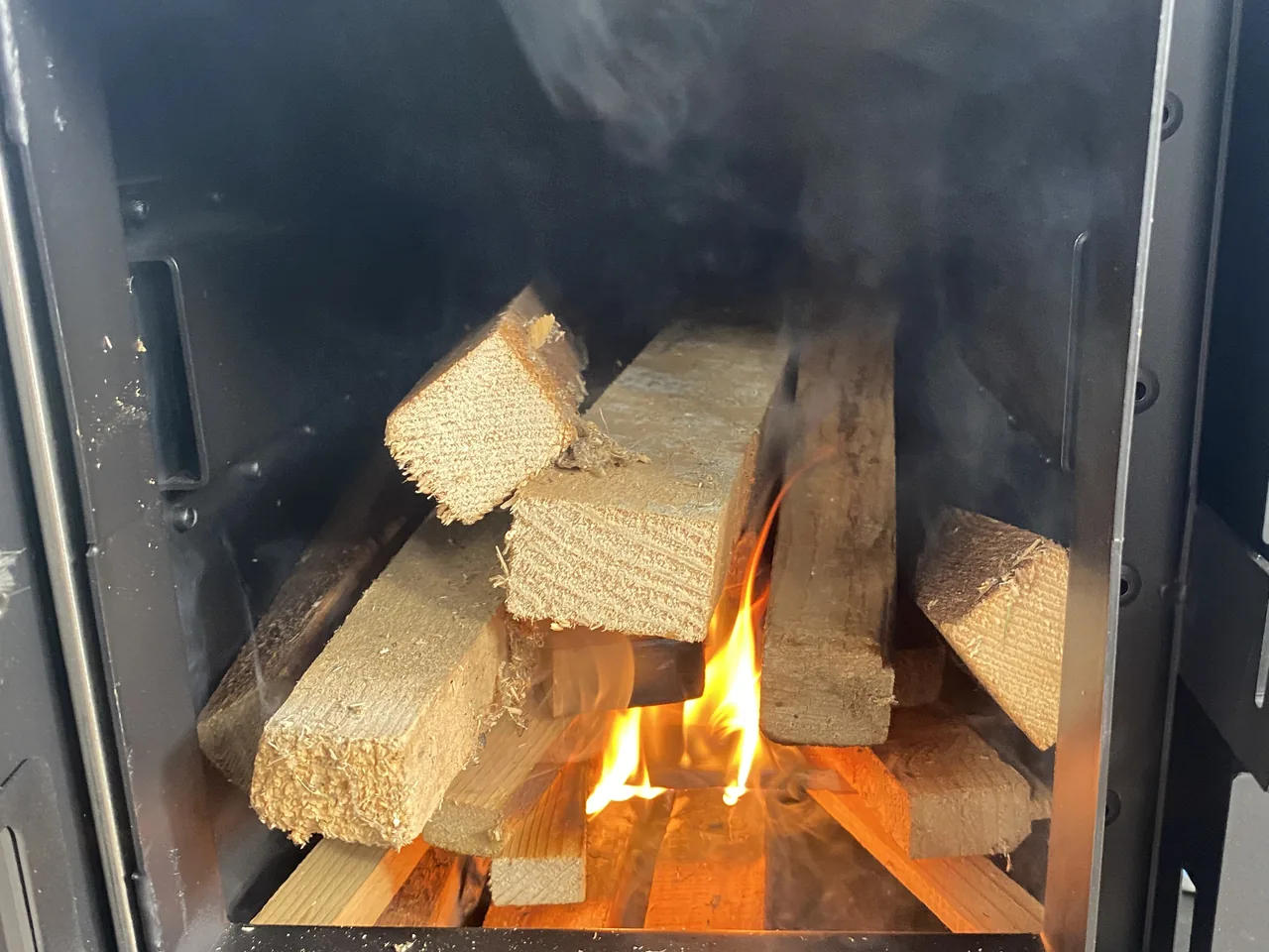 Brennendes Holz im Ofen der Sauna