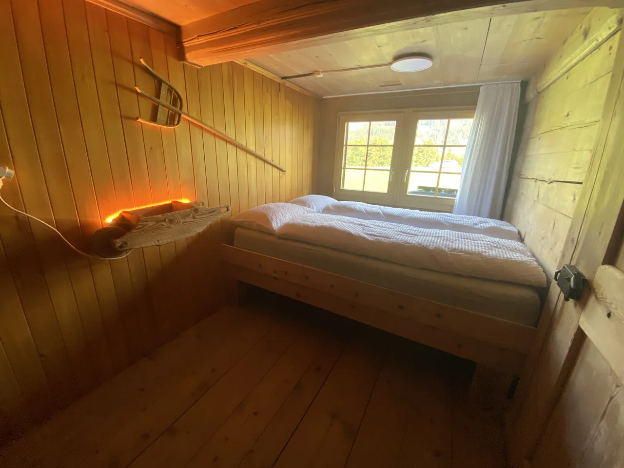 Schlafzimmer mit Doppelbett